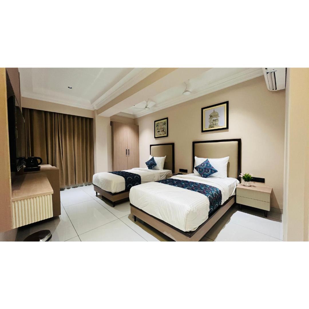 Hotel Royal Town Ahmedabad Extérieur photo